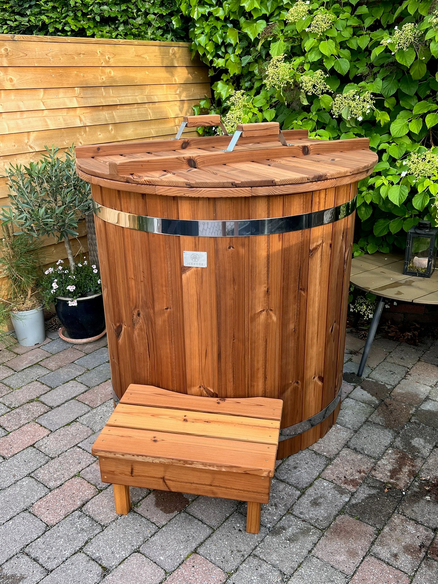 iceKore isbad i thermotræ med trælåg og skammel udendørs på terrasse