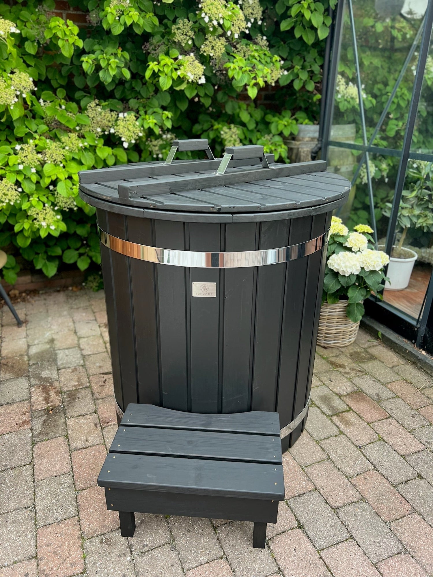 Isbad i thermotræ og rustfrit stål med trin