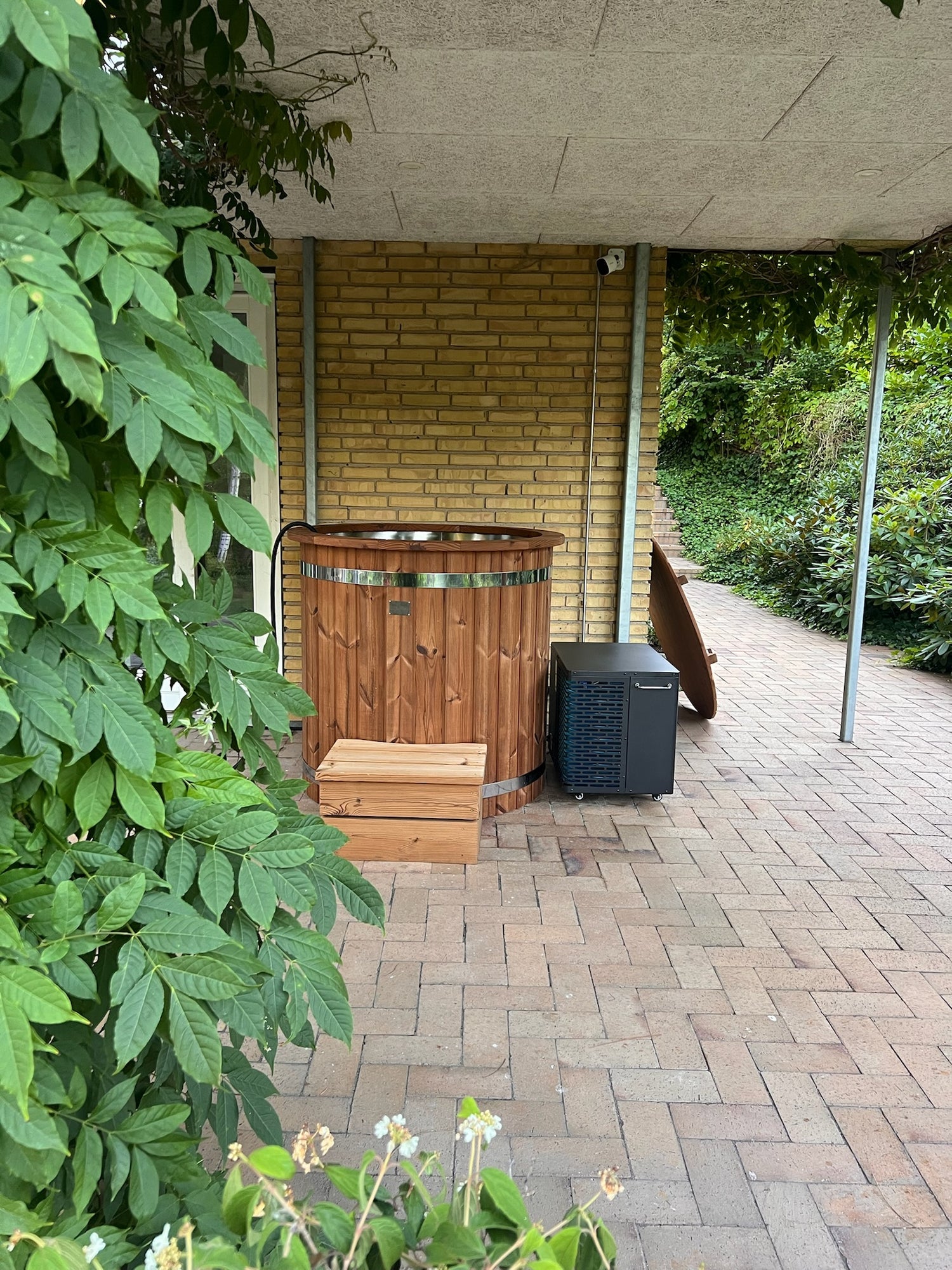 The Challenger isbad i træ med køleenhed og trætrapper udenfor