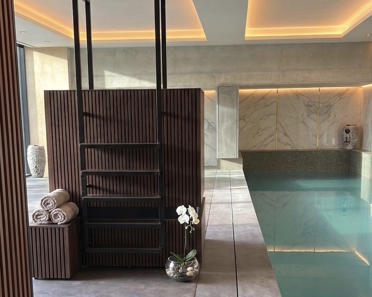 FRODE: I en spa